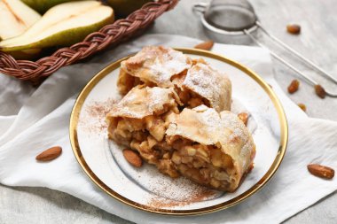 Gri arka planda lezzetli armutlu turta tabağı.