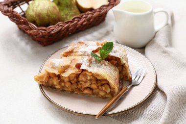 Lezzetli armutlu turta ve bej arkaplan çatallı tabak.