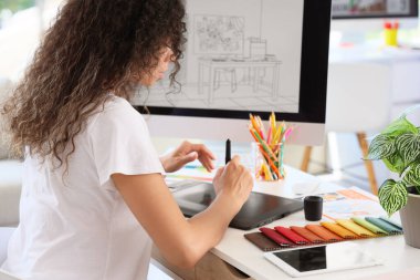 Ofiste tabletle çalışan kadın grafik tasarımcısı