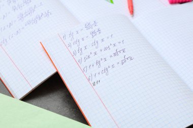 Fotokopi kitaplarını matematik formülleriyle aç, kapat