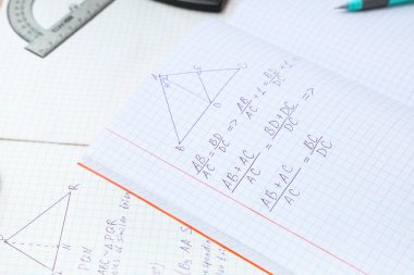 Matematik formüllü metin kitapları, yakın plan