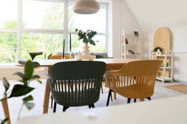 Yemek masasında okaliptüs dalları olan vazo.