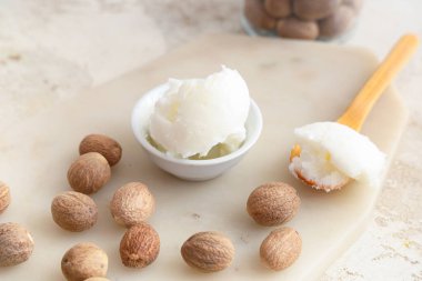 Arkaplanda tereyağı ve fındık olan tahta