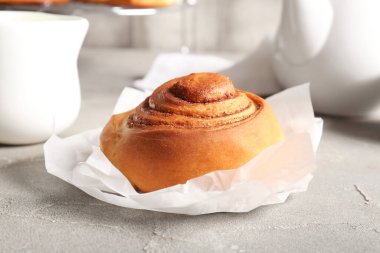 Gri masada tatlı tarçınlı kağıt.