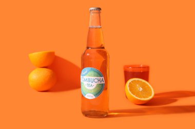 Renkli portakallı bir şişe ve bir bardak lezzetli kombu çayı.