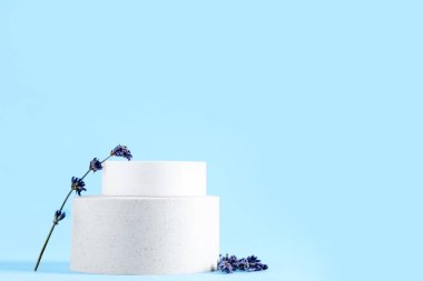 Mavi arka planda lavanta çiçekleri olan dekoratif podyumlar