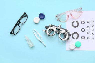 Göz testi şeması, gözlük ve kontakt lensler için mavi arkaplanda ayarlanmış optik deneme çerçevesi