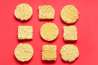 Kırmızı arkaplanda çiğ erişte.