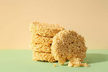 Renkli arkaplanda çiğ erişte