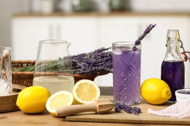 Mutfaktaki masada çiçekli ve limonlu taze lavantalı limonata.