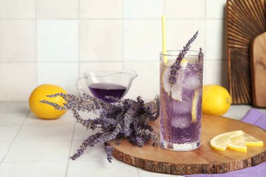 Beyaz fayanslı çiçek ve limonlu taze lavanta limonata.