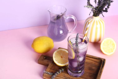 Renkli arka planda çiçekli taze lavantalı limonata.