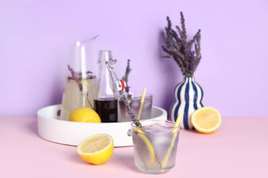 Renkli arka planda çiçekli taze lavantalı limonata ve bardaklar