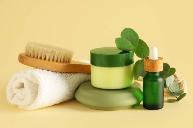 Kozmetik ürünler, banyo malzemeleri ve renk arkaplan üzerine okaliptüs dalı