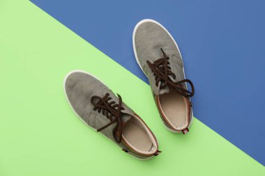 Renkli arka planda şık erkek ayakkabıları