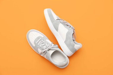 Turuncu arka planda şık erkek ayakkabıları