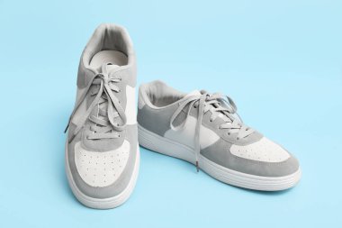 Mavi arka planda şık erkek ayakkabıları