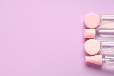 Leylak arka planında farklı seyahat kozmetik ürünleri seti