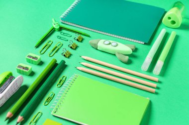 Roket, yeşil arka planda farklı kırtasiyelerle plastikten yapılmış. Üst görünüm