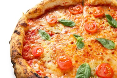 Beyaz arka planda fesleğen yapraklı lezzetli pizza Margarita.