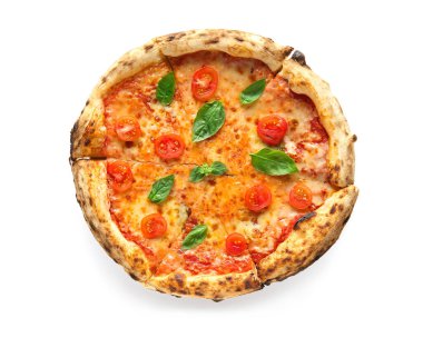 Beyaz arka planda fesleğen yapraklı lezzetli pizza Margarita.