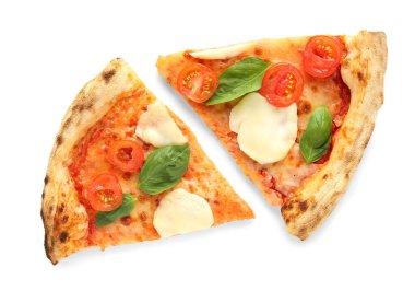 Lezzetli pizza parçaları beyaz arka planda fesleğen yapraklı Margarita.