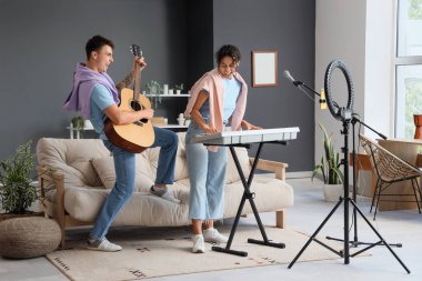 Evde gitar ve synthesizer kayıt videosu olan birkaç blog yazarı