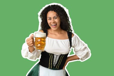 Yeşil arka planda birası olan mutlu Afro-Amerikalı kadın. Ekim Festivali Kutlaması