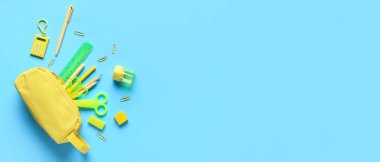 Kalem kutusu ve açık mavi arkaplan üzerine farklı okul kırtasiyesi metin için boşluk, üst görünüm