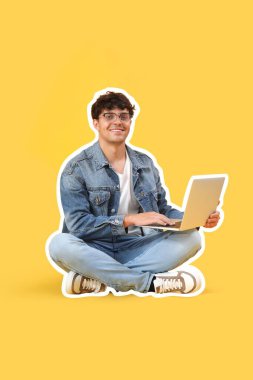 Sarı arka planda dizüstü bilgisayarı olan erkek programcı