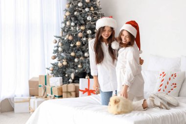 Noel arifesinde yatak odasında köpek gibi sarılan genç lezbiyen çift.