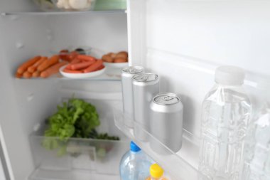 Buzdolabının kapısında soda şişeleri. Yakın çekim.