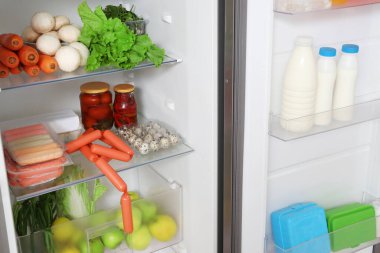 Taze sosisli buzdolabı ve diğer ürünler. Yakın çekim.