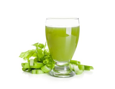 Bir bardak doğranmış kereviz suyu ve beyaz arka planda tüm kereviz.