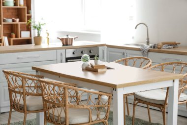 Mutfağın içindeki yemek masası.