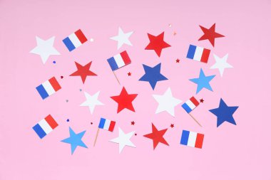 Pembe arka planda Fransız bayrakları ve yıldızları. Bastille Günü kutlamaları