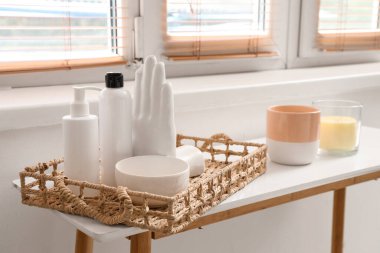 Güzellik salonundaki masadaki kaplıca malzemeleri, yakın çekim.