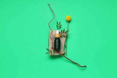 Yeşil arka planda gerekli yağ, taş ve çiçek dekoru olan kompozisyon