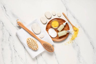 Hafif arka planda spa aksesuarları ve gerekli yağ şişeleriyle kompozisyon