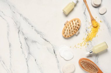 Hafif arka planda spa aksesuarları ve gerekli yağ şişeleriyle kompozisyon