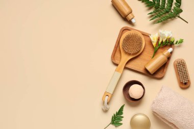 Renkli arkaplanda spa aksesuarları, kozmetik ürünleri ve eğreltiotu yaprakları ile kompozisyon