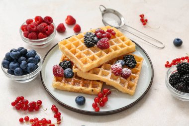 Beyaz arka planda farklı taze böğürtlenli Belçika Waffle tabağı