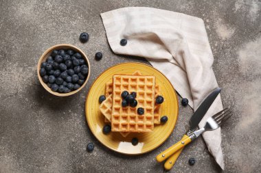 Gri arka planda taze yaban mersinli Belçika Waffle tabağı