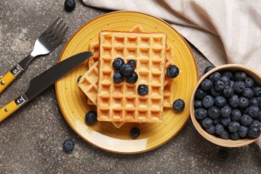 Gri arka planda taze yaban mersinli Belçika Waffle tabağı