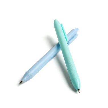 Beyaz arkaplanda mavi tükenmez kalemler