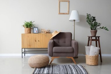 Oturma odasının iç kısmında rahat bir koltuk.