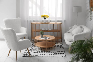 Oturma odasının içinde kanepe, koltuk ve sehpa var.