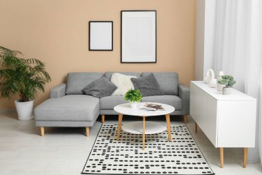 Konforlu kanepe, sehpa ve oturma odasının iç tarafındaki çekmeceler.