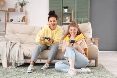 Genç kadın video oyunları evde oynamak