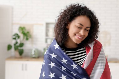 Memleketinde Amerikan bayrağı olan mutlu Afro-Amerikan kadın.